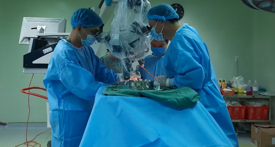 Ê kíp phẫu thuật cho bệnh nhân B.T.M.N.