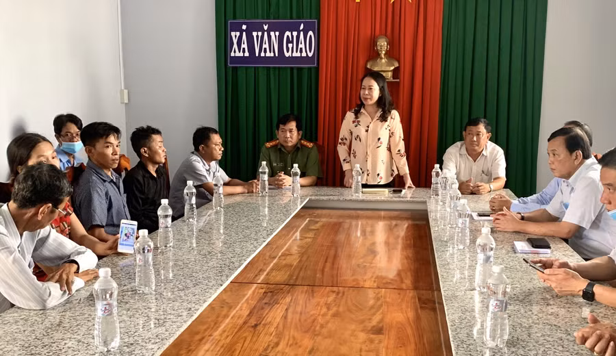 Bí thư Tỉnh ủy An Giang Võ Thị Ánh Xuân thăm hỏi, động viên và chia sẻ những đau thương với các gia đình có con em bị đuối nước. Ảnh: T. Phong.