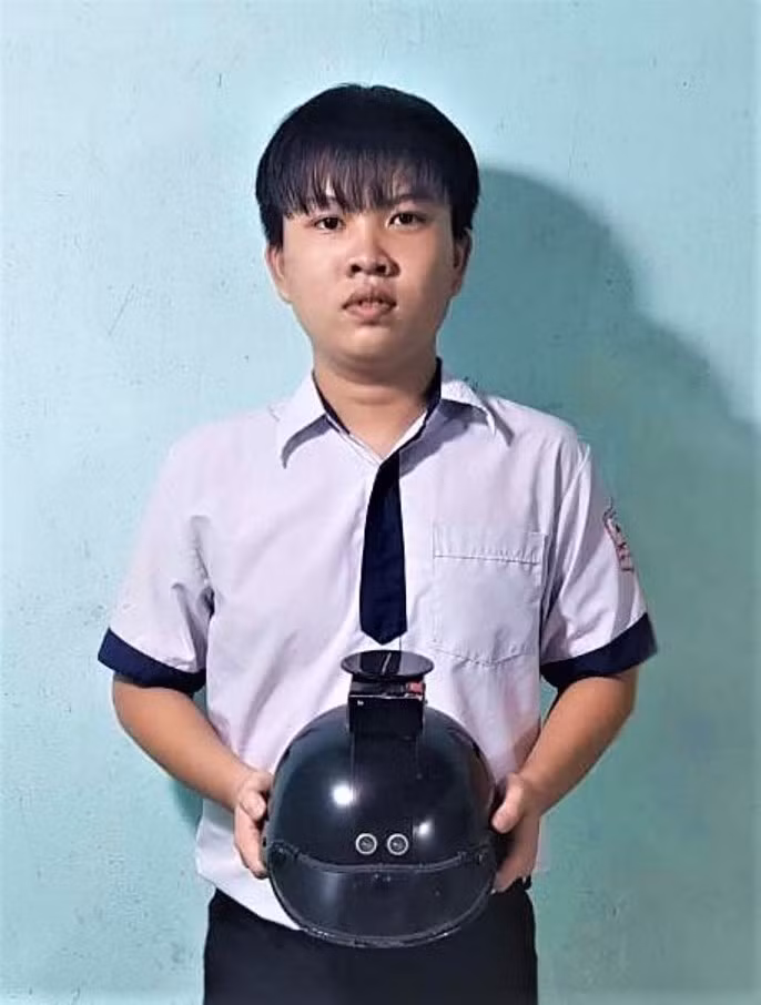 Nhâm Khải Hưng với sản phẩm sáng tạo của mình.