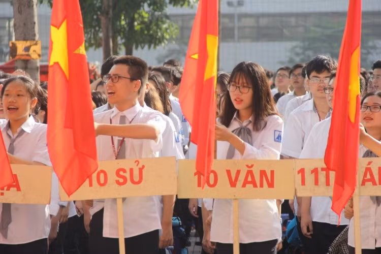 Học sinh Trường THPT chuyên Hà Nội – Amsterdam trong ngày khai giảng năm học mới 2020 – 2021. Ảnh: TG