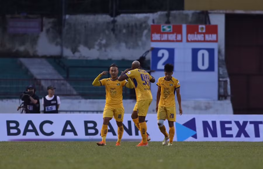 Tuấn Tài lập cú đúp bàn thắng còn Văn Đức có hai pha kiến tạo để đồng đội lập công. (Ảnh: VPF)