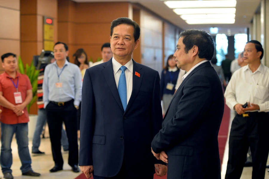 Ông Nguyễn Tấn Dũng và phút trầm tư trước giờ bước vào phòng họp