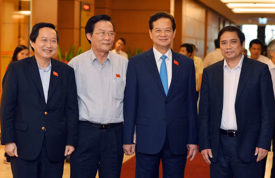 Nhiều đại biểu Quốc hội xin được chụp ảnh cùng Thủ tướng.