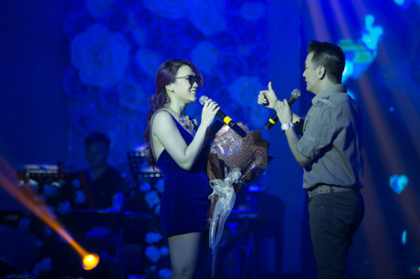 Mỹ Tâm diện váy xẻ ngực sâu, được Đàm Vĩnh Hưng My Tam dien vay xe nguc sau, duoc Dam Vinh Hung
