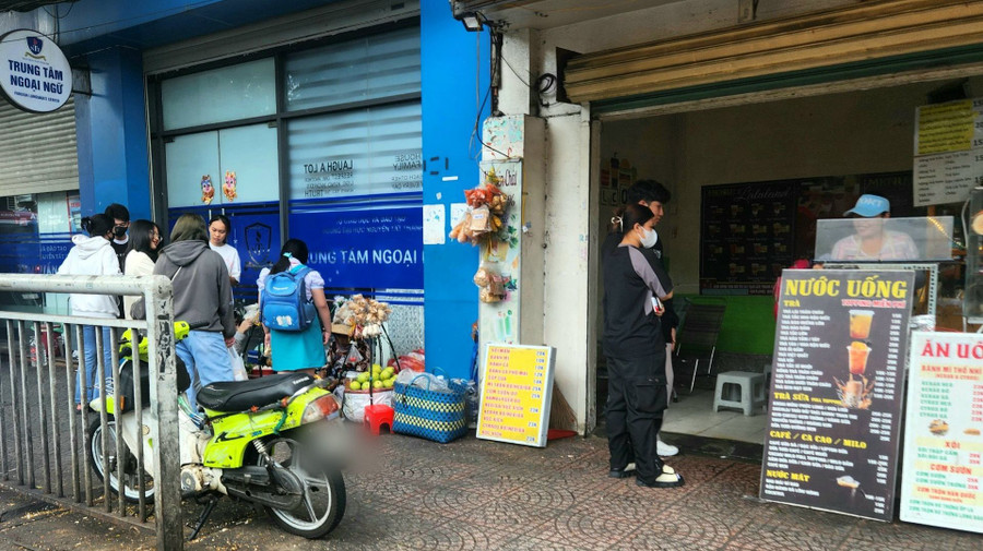 Một gánh hàng bánh tráng trộn thu hút rất nhiều học sinh xếp hàng mua. Một gánh hàng bánh tráng trộn thu hút rất nhiều học sinh xếp hàng mua.