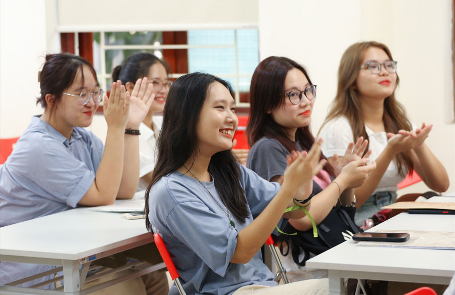 Tân sinh viên làm thủ tục nhập học Học viện Báo chí và Tuyên truyền năm 2023. Ảnh minh họa: ITN Tân sinh viên làm thủ tục nhập học Học viện Báo chí và Tuyên truyền năm 2023. Ảnh minh họa: ITN