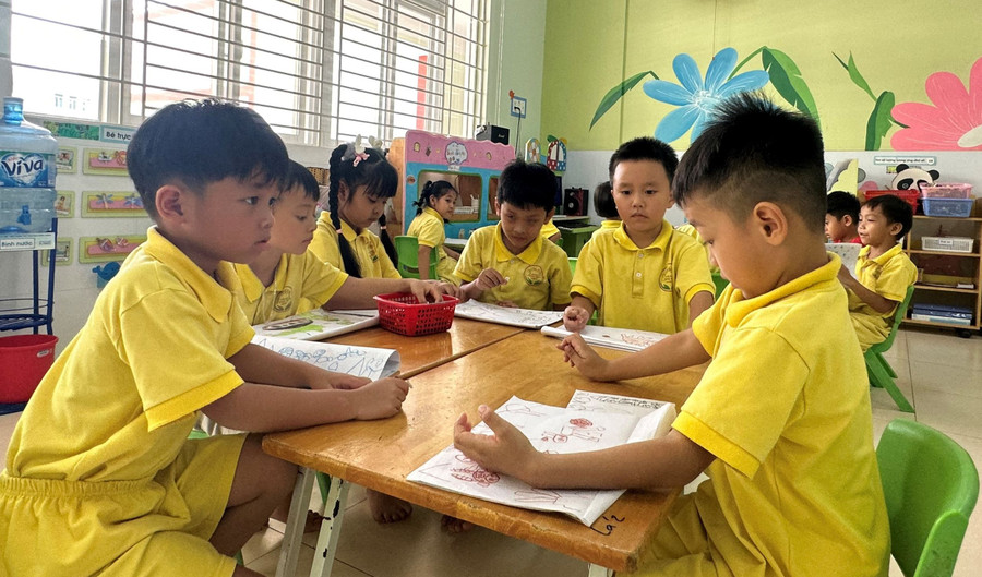 Giờ học của trẻ lớp Lá, Trường Mầm non Phú Mỹ (Quận 7). Ảnh: MA