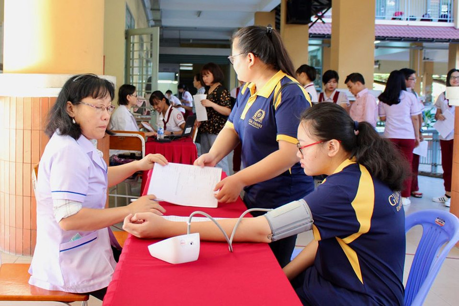 Những người đăng kí hiến máu đều được khám sức khỏe kĩ lưỡng