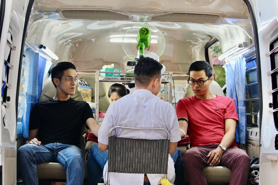 Nhiều cựu học sinh, phụ huynh và người dân trên địa bàn trường tham gia ngày hội Hiến máu