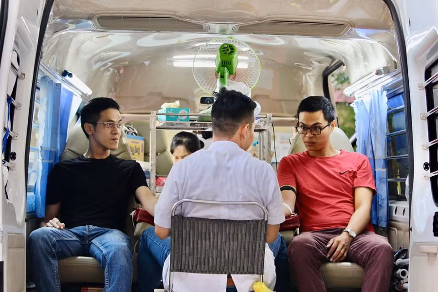 Nhiều cựu học sinh, phụ huynh và người dân trên địa bàn trường tham gia ngày hội Hiến máu