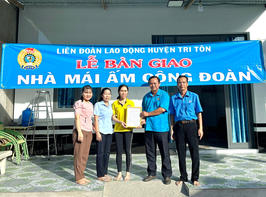 Cô giáo mầm non Hồ Thị Kim Thi được trao tặng nhà "Mái ấm Công đoàn". Cô giáo mầm non Hồ Thị Kim Thi được trao tặng nhà "Mái ấm Công đoàn".