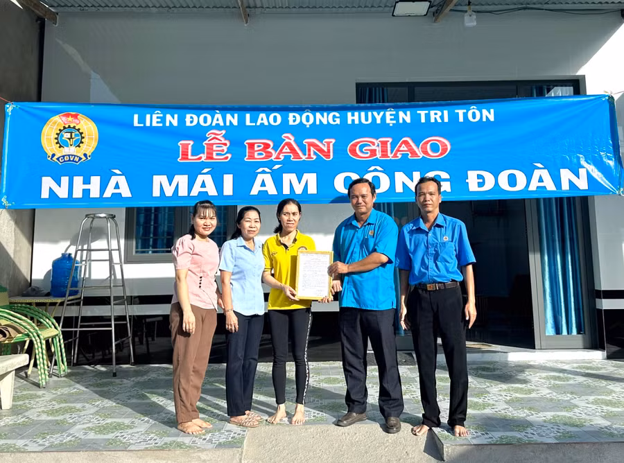 Cô giáo mầm non Hồ Thị Kim Thi được trao tặng nhà "Mái ấm Công đoàn".