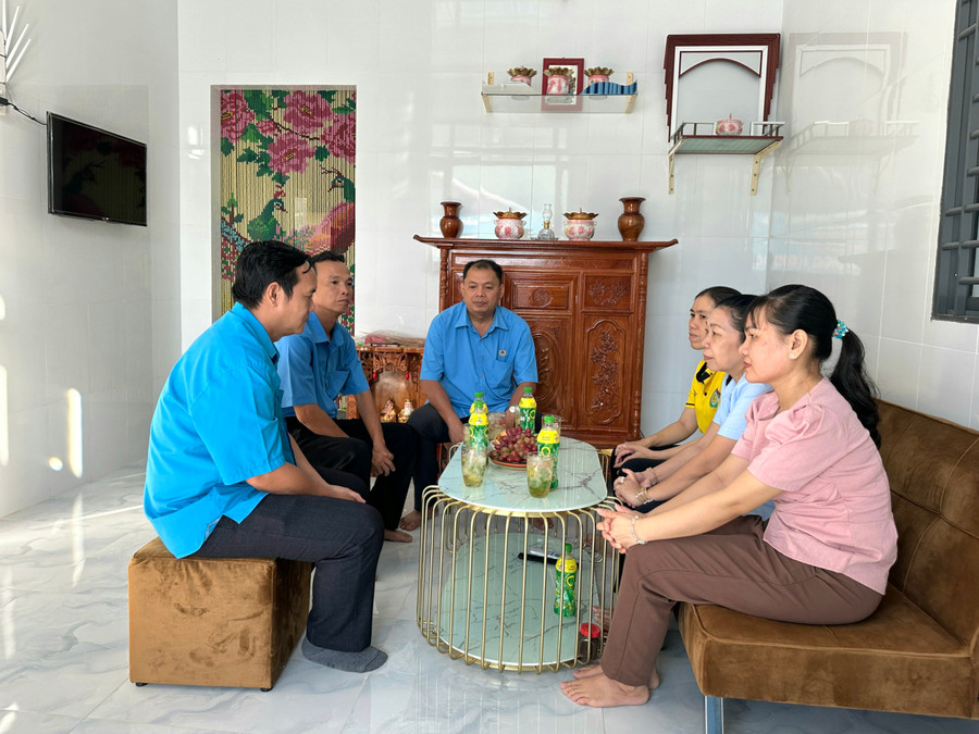 Đồng nghiệp chia vui cùng cô giáo khi có được căn nhà mới khang trang. Đồng nghiệp chia vui cùng cô giáo khi có được căn nhà mới khang trang.