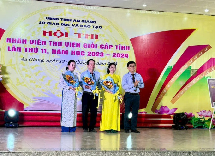 Đại diện BTC hội thi tặng hoa cảm ơn Ban Giám khảo. Đại diện BTC hội thi tặng hoa cảm ơn Ban Giám khảo.