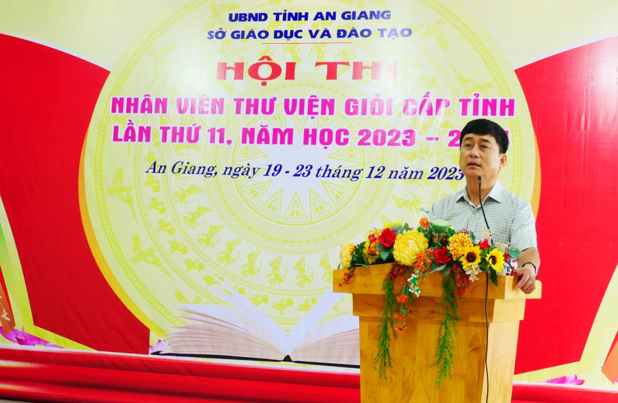 Ông Nguyễn Quốc Khanh - Phó Giám đốc Sở GD&ĐT An Giang, Trưởng ban tổ chức phát biểu khai mạc hội thi. Ông Nguyễn Quốc Khanh - Phó Giám đốc Sở GD&ĐT An Giang, Trưởng ban tổ chức phát biểu khai mạc hội thi.