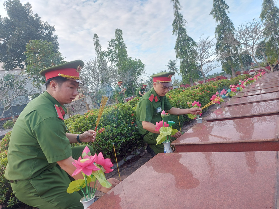 Dâng hương phần mộ các anh hùng liệt sĩ.