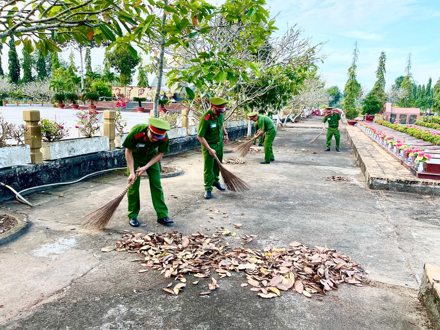 Các bạn trẻ tham gia vệ sinh, quét dọn khuôn viên Nghĩa trang.