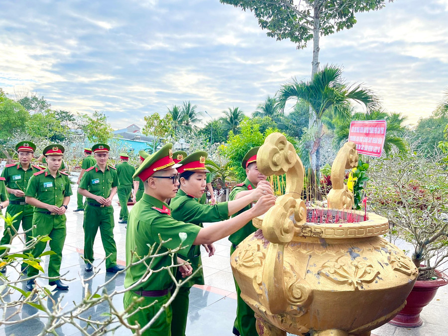 Tuổi trẻ Liên Chi đoàn Trường Đại học CSND thành kính dâng hoa, dâng hương lên tượng đài Nghĩa trang tri ân các anh hùng liệt sĩ.