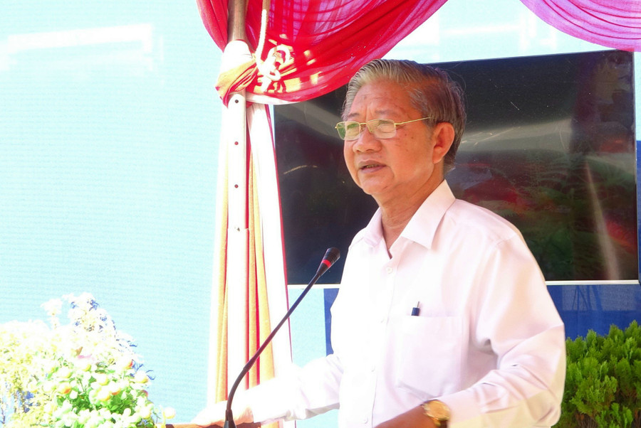 Ông Cao Quang Liên - Bí thư Huyện ủy, Chủ tịch UBND huyện Tri Tôn phát biểu tại buổi lễ. Ông Cao Quang Liên - Bí thư Huyện ủy, Chủ tịch UBND huyện Tri Tôn phát biểu tại buổi lễ.