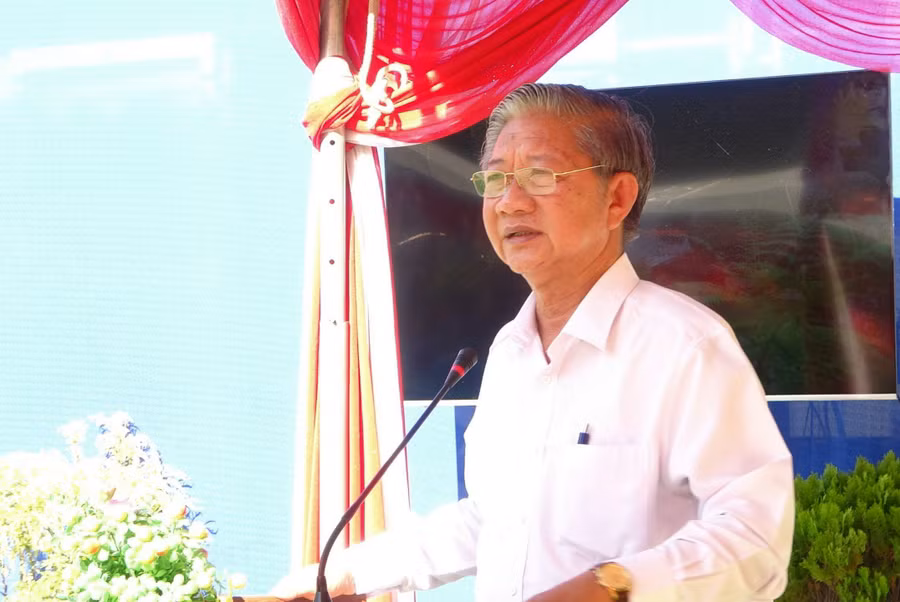 Ông Cao Quang Liên - Bí thư Huyện ủy, Chủ tịch UBND huyện Tri Tôn phát biểu tại buổi lễ.