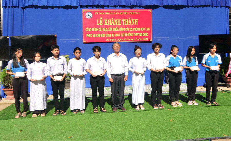 Bí thư Huyện ủy, Chủ tịch UBND huyện Tri Tôn Cao Quang Liêm trao quà cho các em học sinh. Bí thư Huyện ủy, Chủ tịch UBND huyện Tri Tôn Cao Quang Liêm trao quà cho các em học sinh.