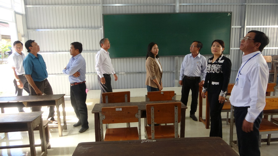 Lãnh đạo Sở GD&ĐT An Giang, Chính quyền địa phương và BGH Trường tham quan CSVC 2 phòng học. Lãnh đạo Sở GD&ĐT An Giang, Chính quyền địa phương và BGH Trường tham quan CSVC 2 phòng học.