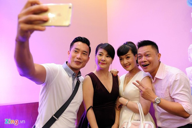 Xuân Bắc đến từ sớm phụ giúp chú rể Tự Long