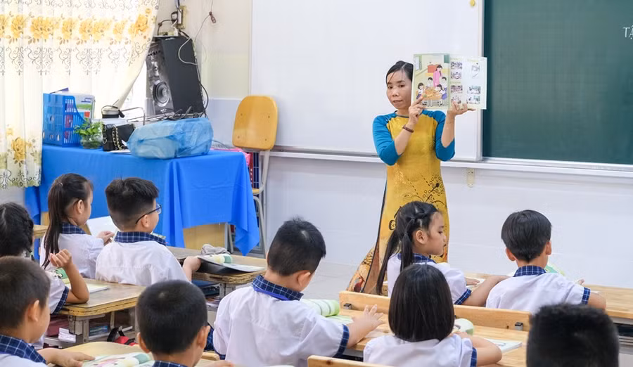 Cô, trò lớp 1 Trường TH Võ Trường Toản, quận Ninh Kiều (TP Cần Thơ) trong giờ học Tiếng Việt.