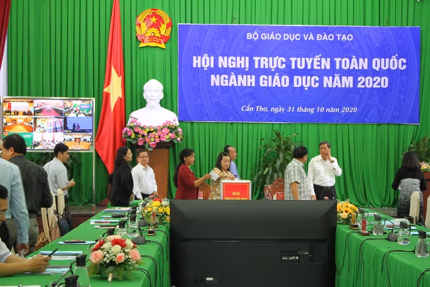 Các đại biểu tại TP Cần Thơ quyên góp ủng hộ đồng bào miền Trung.