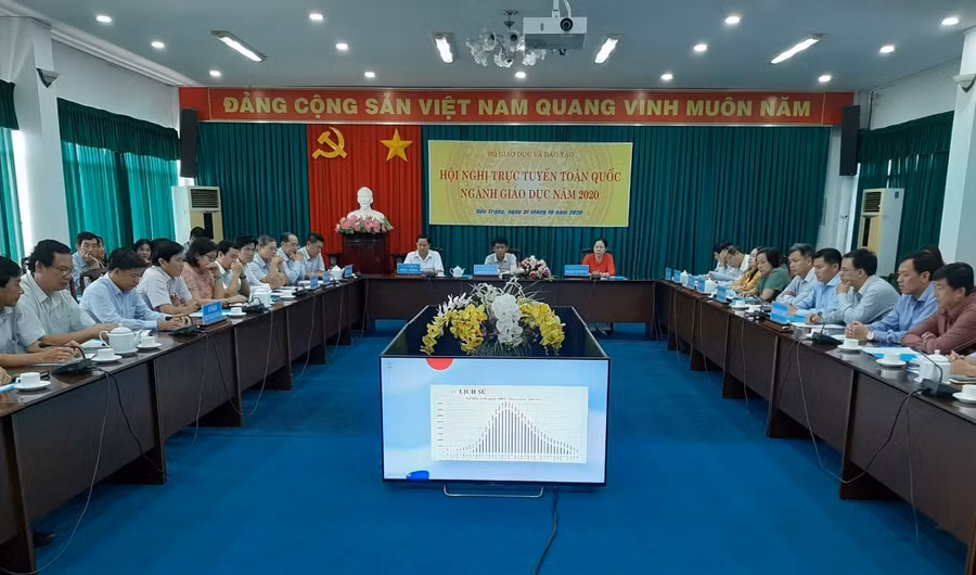 Bí thư tỉnh ủy Sóc Trăng Lâm Văn Mẫn (giữa) chủ trì điểm cầu tỉnh Sóc Trăng