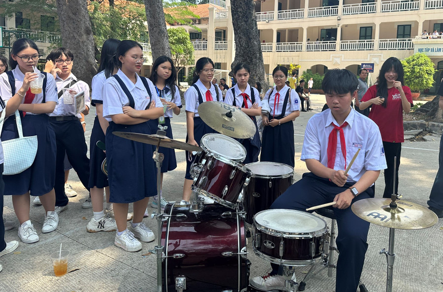 Học sinh các trường THCS tại Quận 1 và 3 tham quan, trải nghiệm tại Trường THPT Lê Quý Đôn (Quận 3). Ảnh: Minh Anh Học sinh các trường THCS tại Quận 1 và 3 tham quan, trải nghiệm tại Trường THPT Lê Quý Đôn (Quận 3). Ảnh: Minh Anh