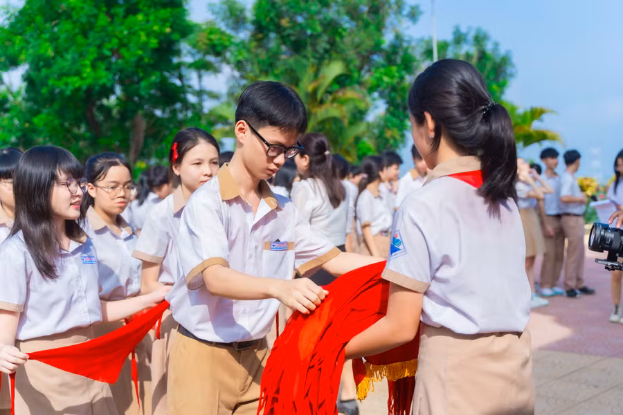 Trường THCS Lương Định Của tổ chức lễ trưởng thành Đội, kết nạp Đoàn cho học sinh tại TP Đà Lạt. Ảnh: Minh Anh