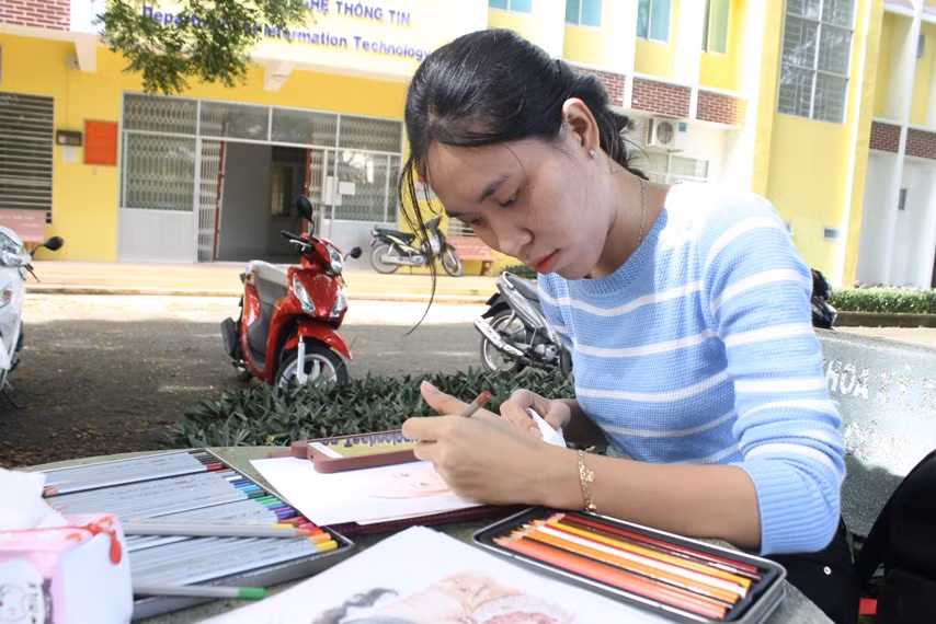 Nữ sinh Huỳnh Thị Bảo Trâm luôn nuôi dưỡng niềm đam mê vẽ chân dung. Ảnh: H. Nam