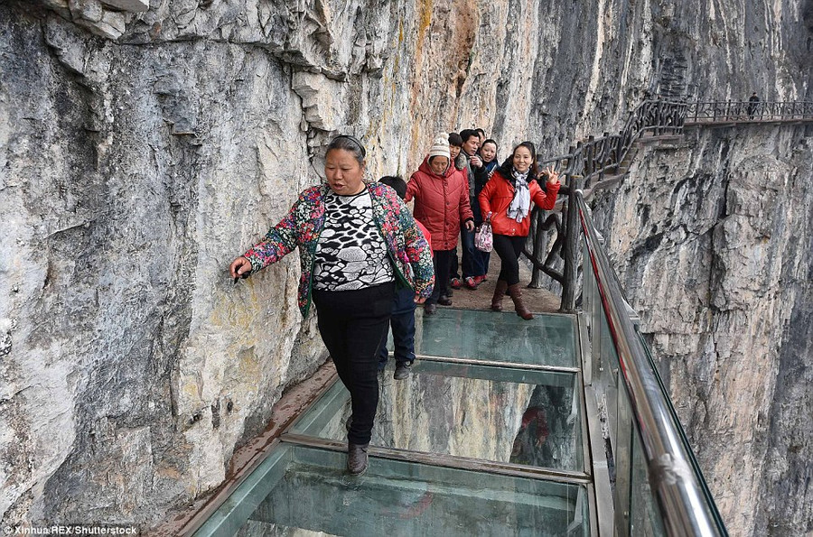 Men theo lưng chừng núi, lối đi này nằm ở độ cao 100 m so với đáy thung lũng, nối với một đoạn đường gỗ cũ của khu vực này.