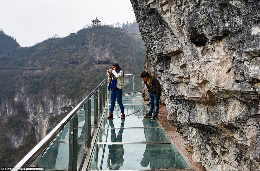 Cây cầu đáy kính cho du khách ngắm nhìn khung cảnh và trải nghiệm cảm giác hồi hộp. Tuy nhiên, với những người sợ độ cao, đây là một thử thách khó khăn.