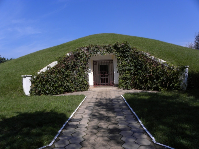 Trong nhiều ngôi mộ có cả tài sản được chôn theo. 4