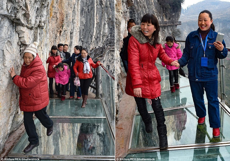 Một số thích thú ra thành cầu và nhìn xuống, trong khi những người khác không dám rời vách đá.