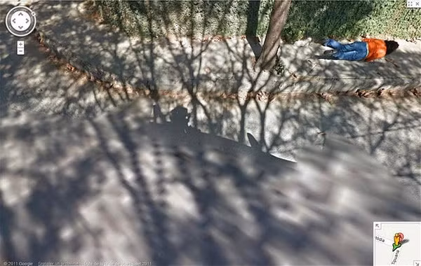 Loạt ảnh bôi bác vô tình bị camera tự động của Google ghi lại - Ảnh 15.