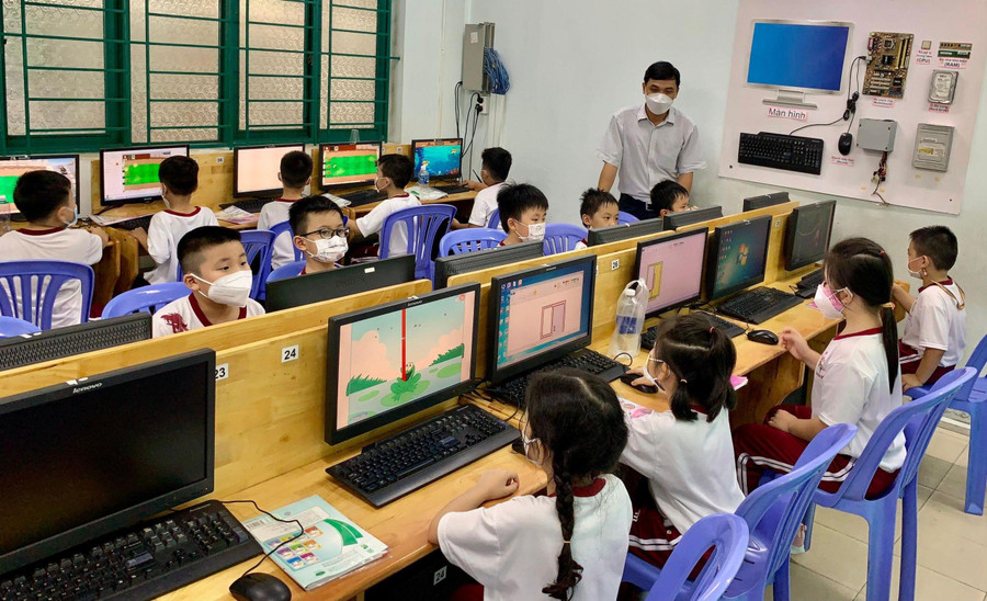 TPHCM thiếu hơn 2.100 giáo viên ở cấp tiểu học, trong đó nhiều nhất là giáo viên Tiếng Anh và Tin học. TPHCM thiếu hơn 2.100 giáo viên ở cấp tiểu học, trong đó nhiều nhất là giáo viên Tiếng Anh và Tin học.