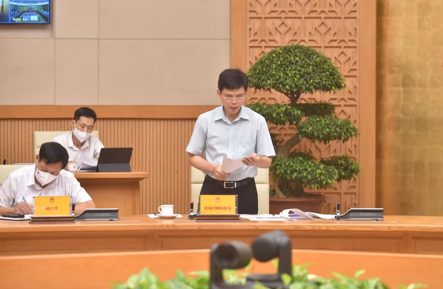 Thứ trưởng Bộ GTVT Lê Anh Tuấn trình bày dự thảo quy định tạm thời về triển khai các đường bay nội địa chở khách thường lệ bảo đảm thích ứng an toàn, linh hoạt, kiểm soát hiệu quả dịch COVID-19 - Ảnh VGP/Đức Tuân.