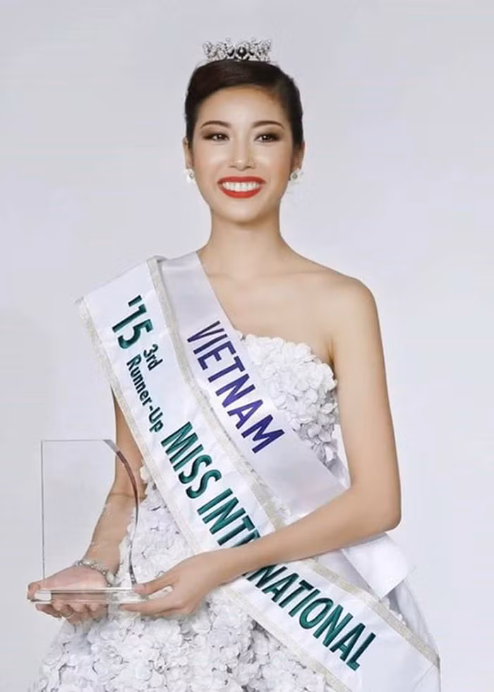 Người đẹp Thúy Vân bất ngờ xóa danh hiệu Á hậu 2 "Miss Universe Vietnam 2019" ảnh 1