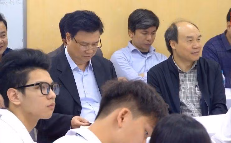Thứ trưởng Bộ Giáo dục &amp; Đào tạo Nguyễn Hữu Độ đi kiểm tra và dự giờ một tiết học thực nghiệm sách giáo khoa lớp 10 Cánh Diều tại Trường THPT Tây Hồ.