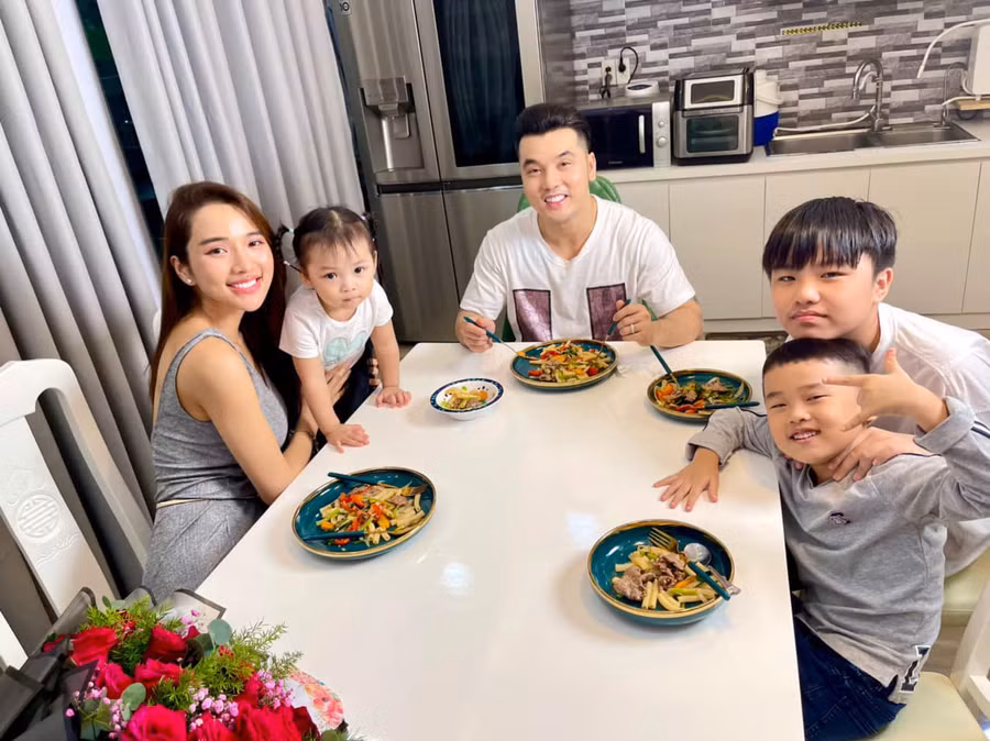 Nam ca sĩ Ưng Hoàng Phúc chia sẻ: "Ông xã và các con cảm ơn bà xã đã luôn dành mọi yêu thương cho gia đình nhỏ, cảm ơn em đã luôn kề bên anh trong mọi thời điểm cuộc sống và đi cùng anh trên con đường sự nghiệp. Không chỉ ngày 20/10, anh hy vọng sẽ luôn mang đến niềm vui cho em cùng các con. Võ Kim Cương love you BX...".