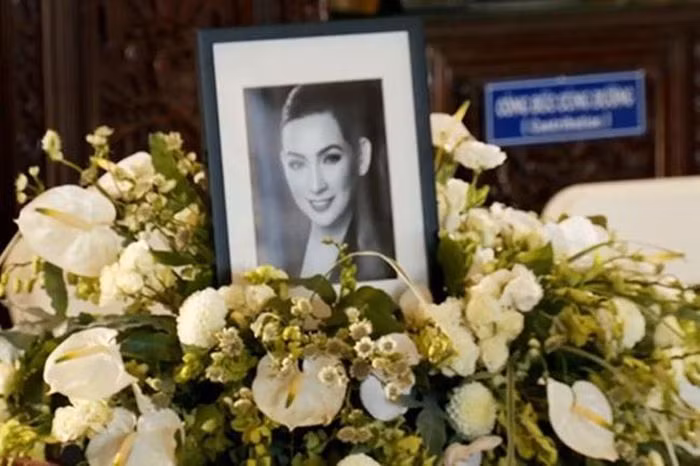 Đám tang của Phi Nhung đã được tổ chức ở Mỹ, rất đông bạn bè, người thân của cố ca sĩ đã tới dự.