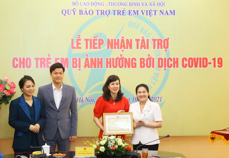 Thứ trưởng Nguyễn Thị Hà trao giấy ghi nhận tài trợ cho nhà tài trợ.