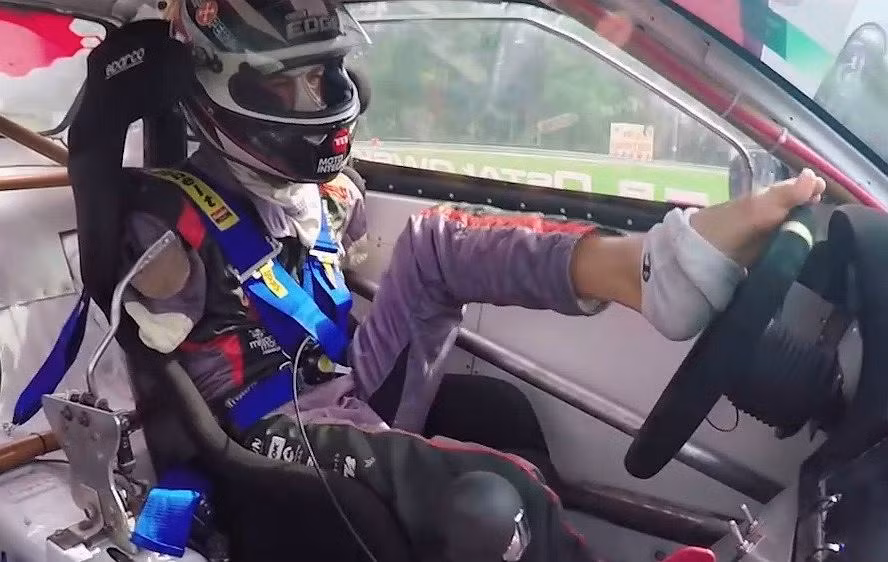 Tay đua Bartek Ostalowski không hổ danh là một siêu anh hùng ngoài đời thực.