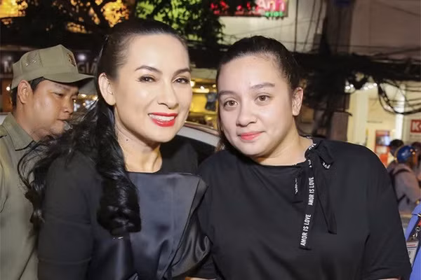 Cố ca sĩ Phi Nhung và con gái Wendy Phạm.