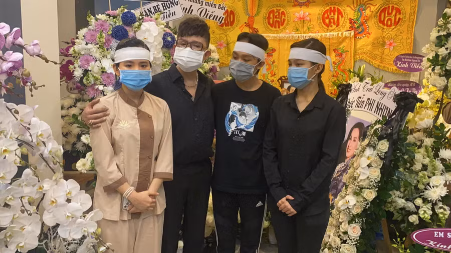 Nhiều nghệ sĩ trực tiếp tới nhà riêng để viếng cố ca sĩ Phi Nhung ảnh 4