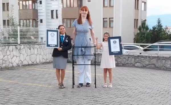 Rumeysa Gelgi sở hữu chiều cao hơn 2m15.