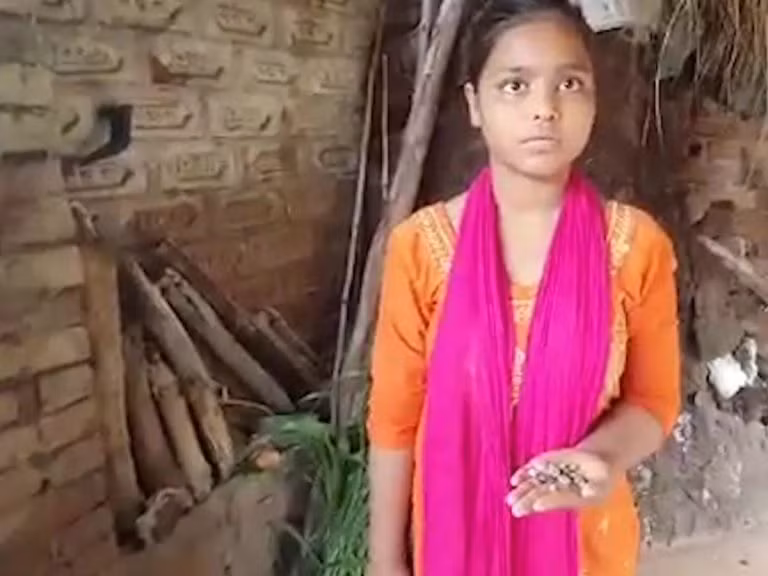 Hiện tượng kỳ lạ: Cô bé 15 tuổi ở Ấn Độ khóc ra sỏi đá? ảnh 1